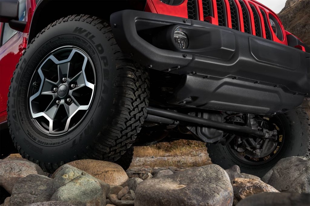 la roue de 17 pouces du Jeep Gladiator Rubicon 2020 chaussées de pneus hors route 33 pouces (pneus Falken Wildpeak) garé sur des roches