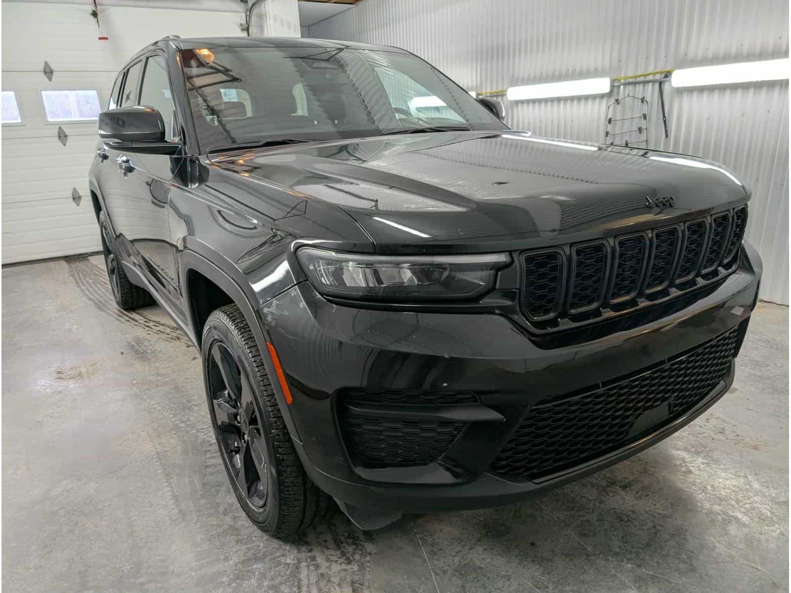 2023 Jeep Grand Cherokee Altitude - Image 4