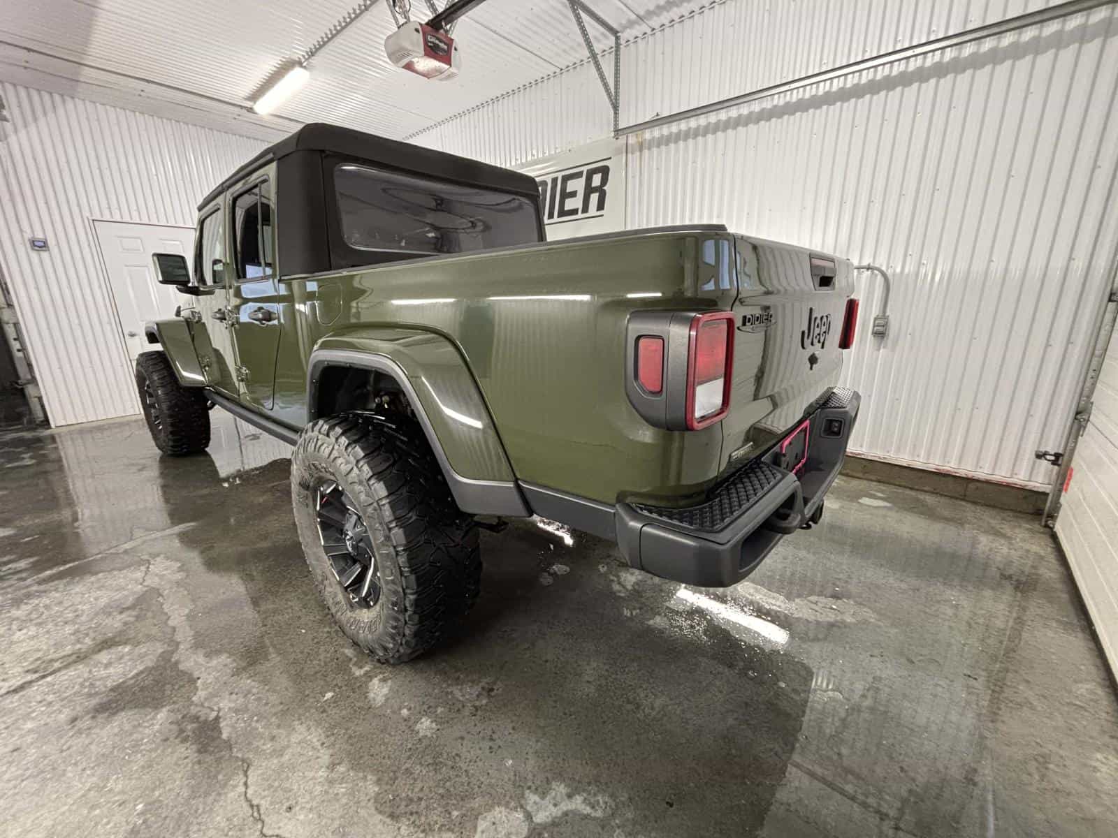 2022 Jeep Gladiator Willy's - Image 4