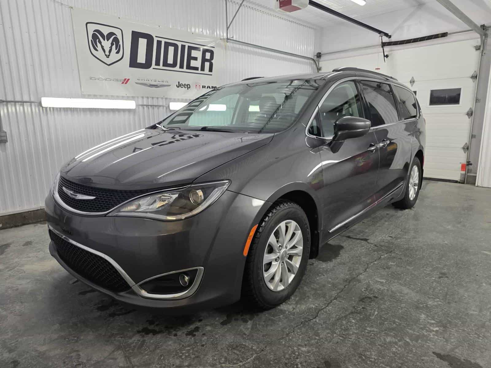 2017 Chrysler Pacificat Touring L - Image 1