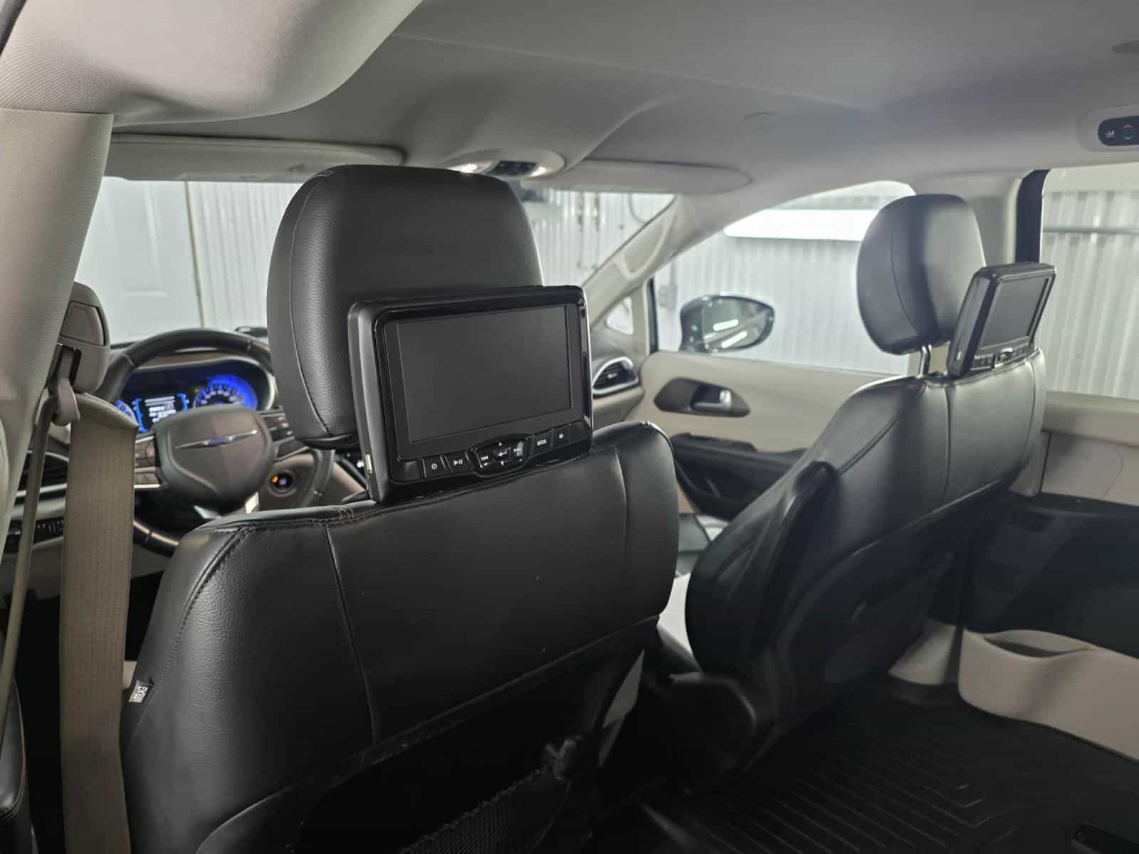 2017 Chrysler Pacificat Touring L - Image 14