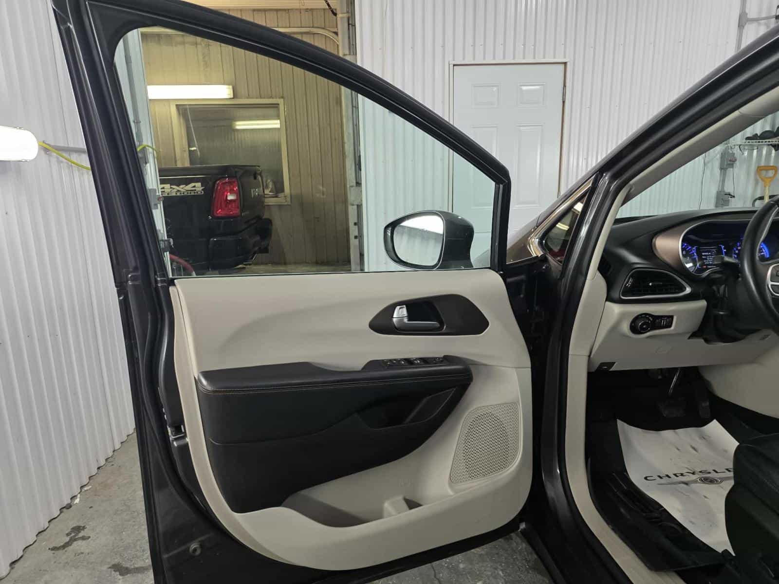 2017 Chrysler Pacificat Touring L - Image 7