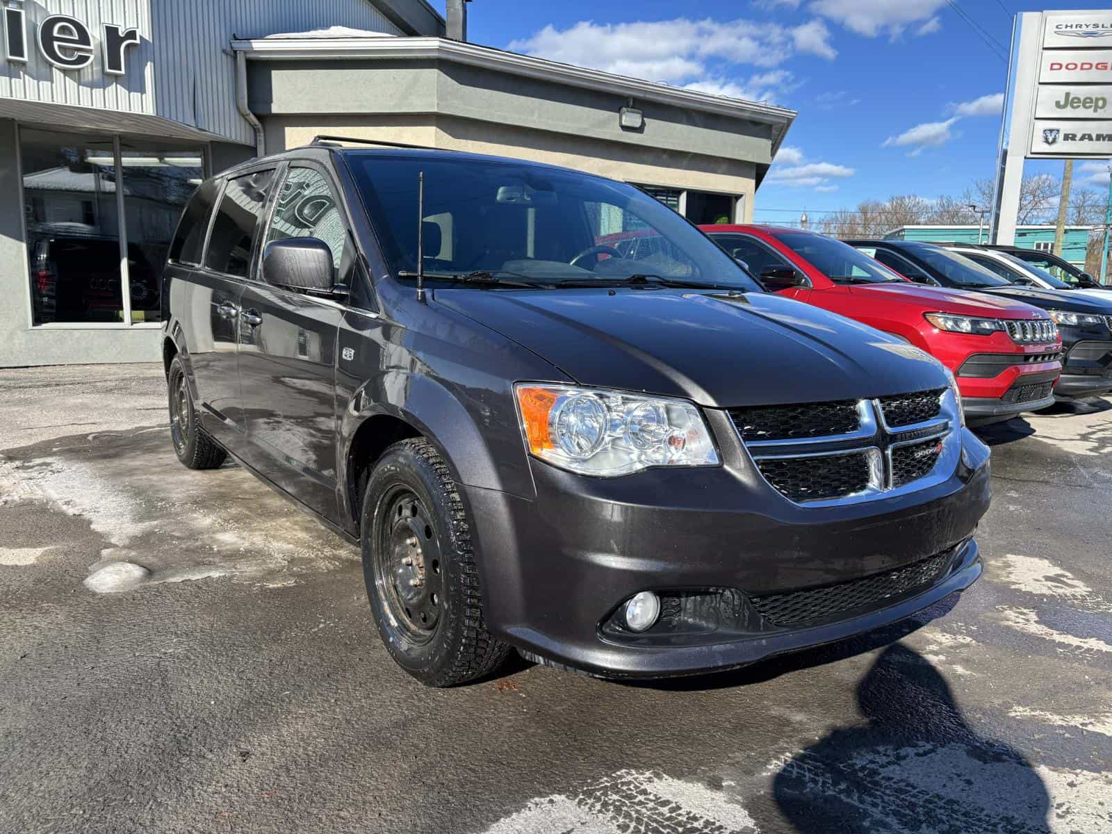 2019 Dodge Caravan SXT - Image 2
