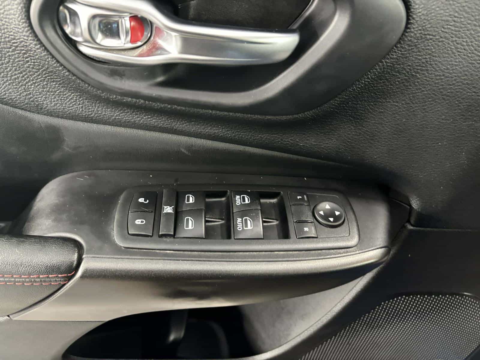 2020 Jeep Cherokee Trailhawk - Image 15