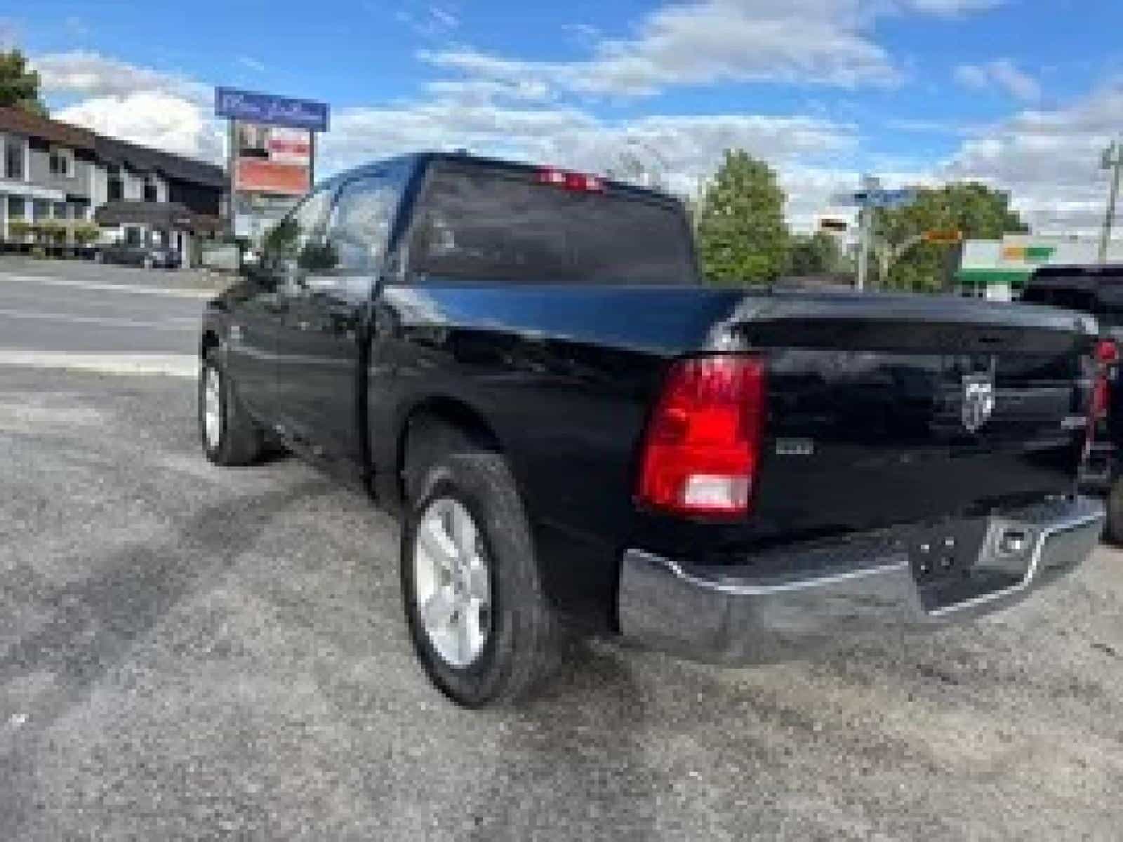 2023 RAM 1500 Classic SLT - Image 3