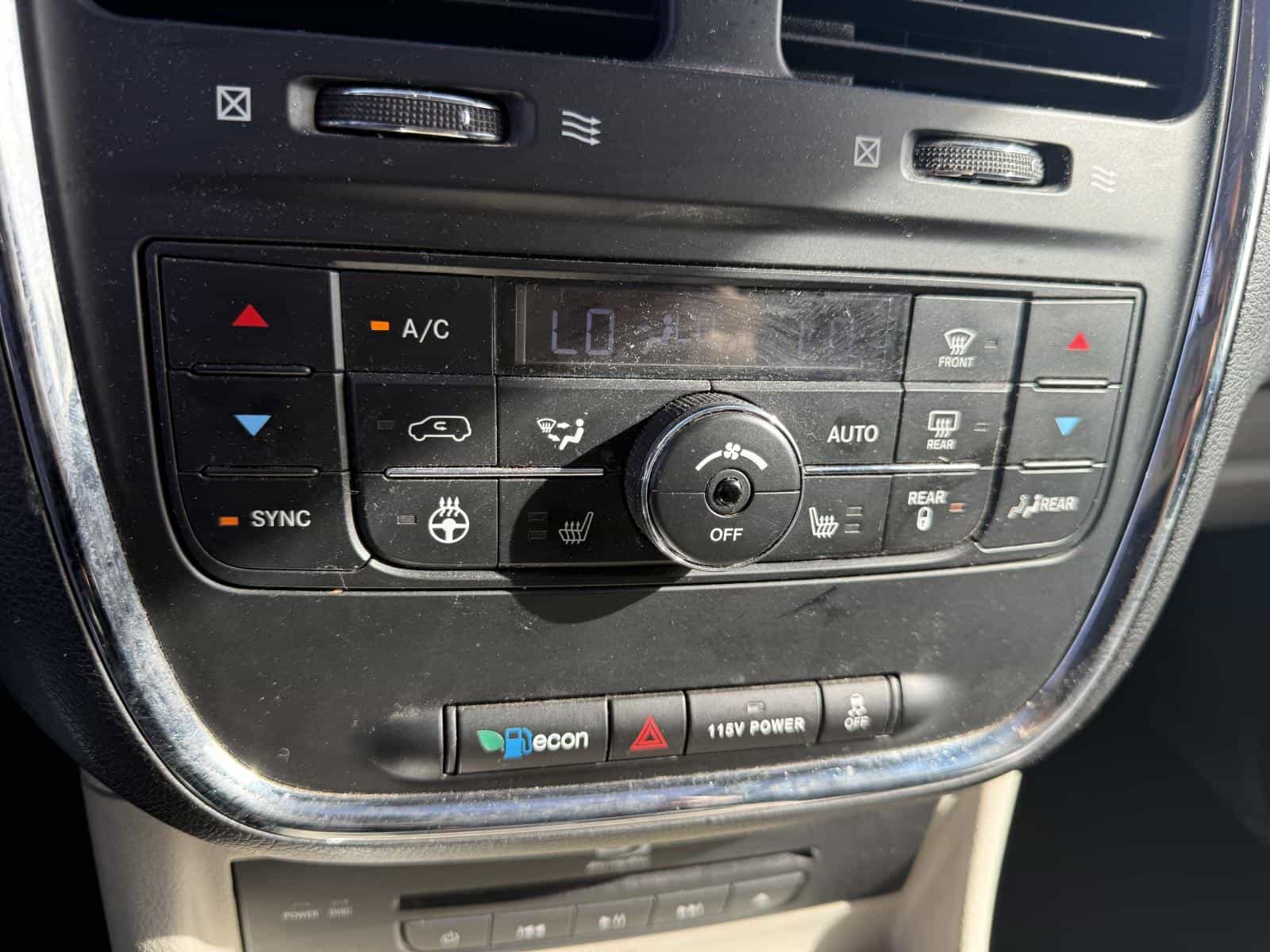 2014 Chrysler Town & Country Touring L Touring - Image 17