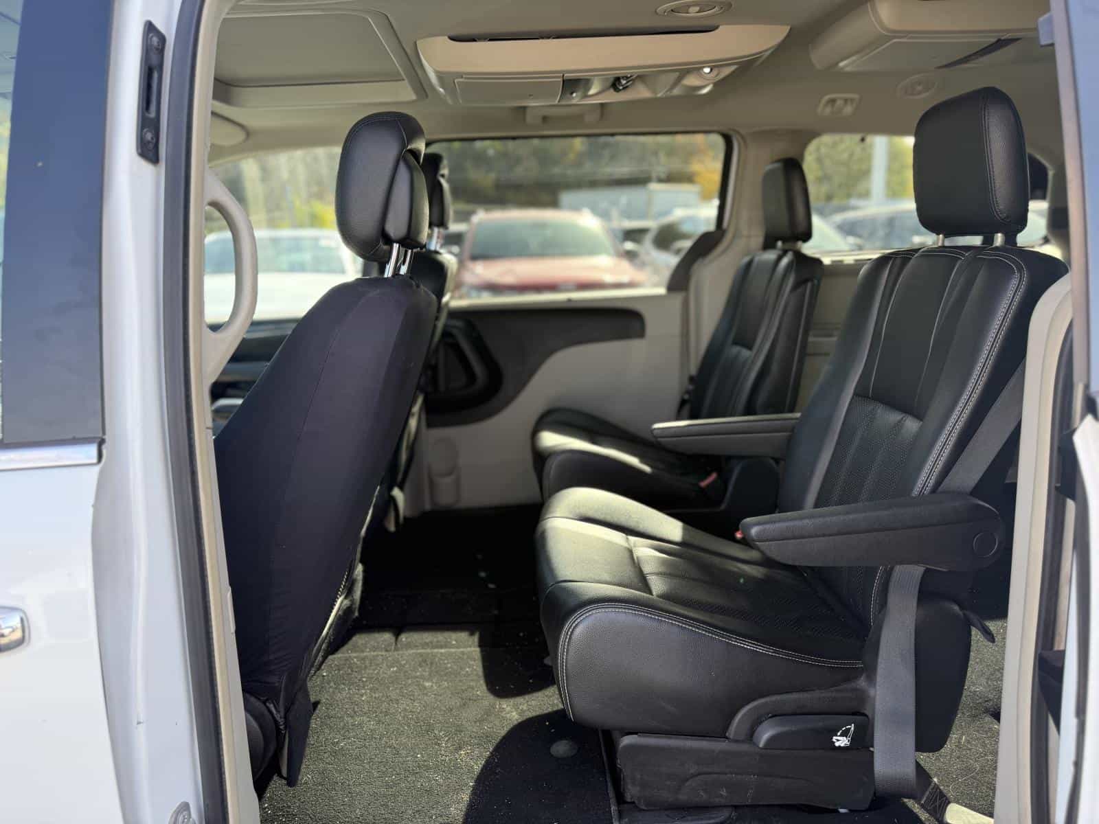 2014 Chrysler Town & Country Touring L Touring - Image 10