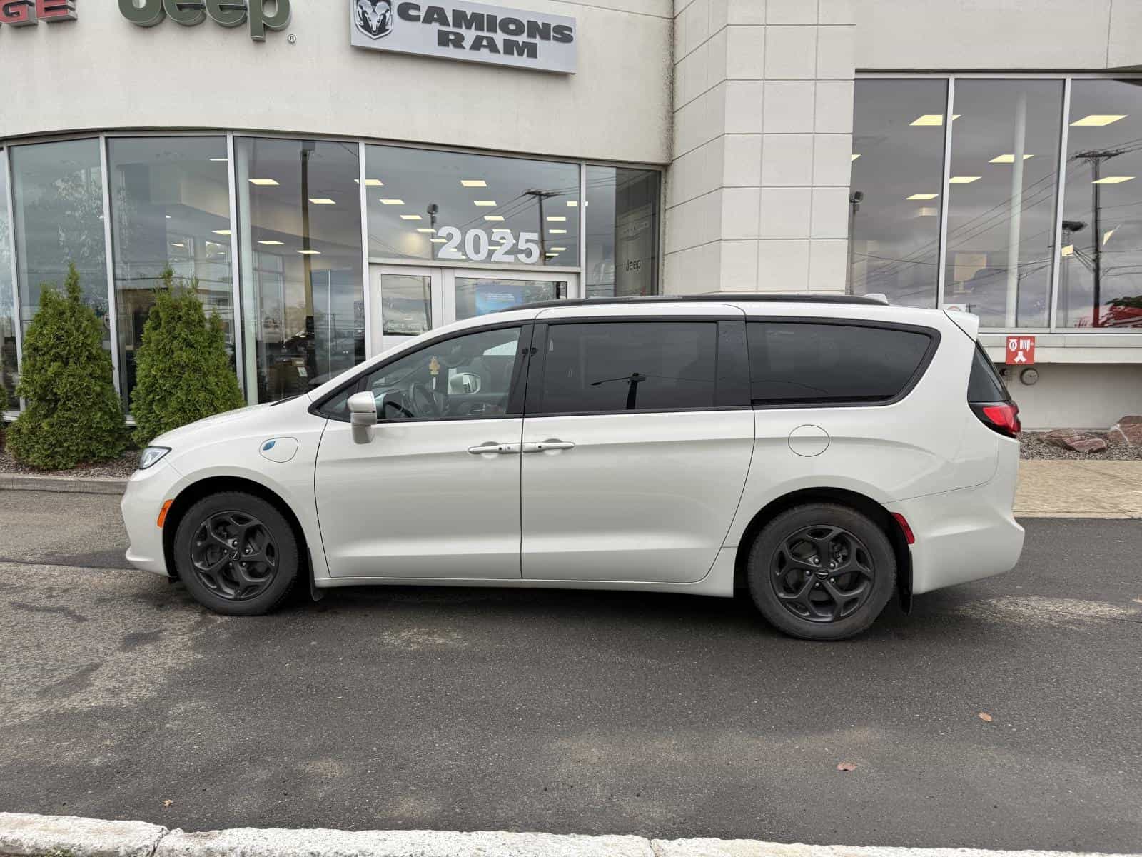 2021 Chrysler Pacifica Hybrid Touring L Hyb Touring L Plus - Image 8