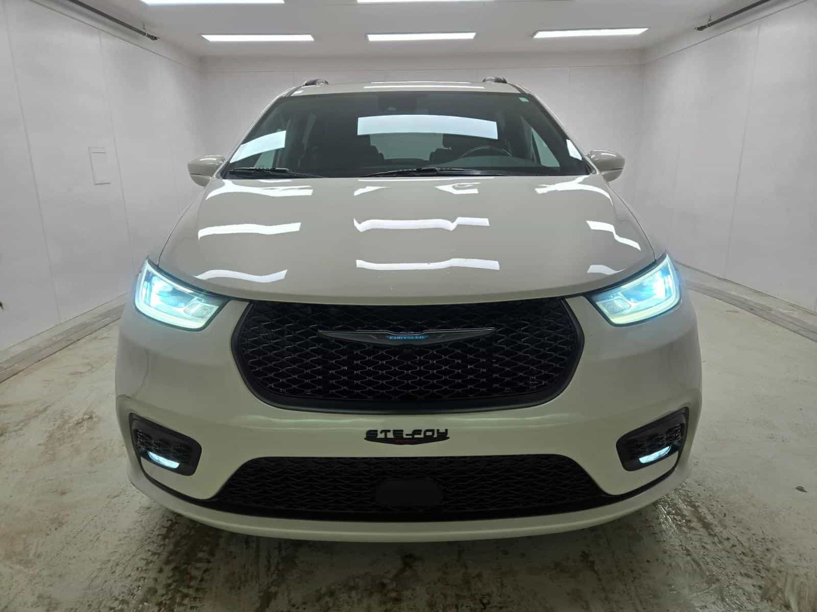 2021 Chrysler Pacifica Hybrid Touring - Image 2