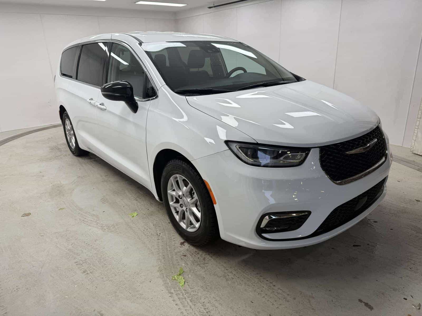 2024 Chrysler Pacifica Touring L Touring L - Image 3