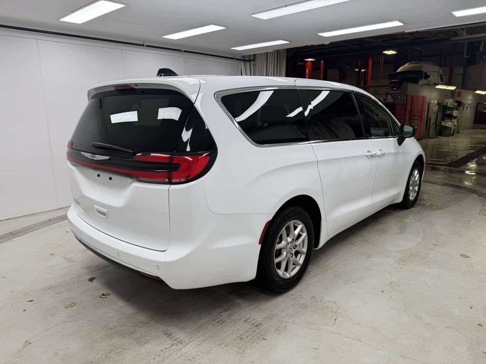 2024 Chrysler Pacifica Touring L Touring L - Image 4