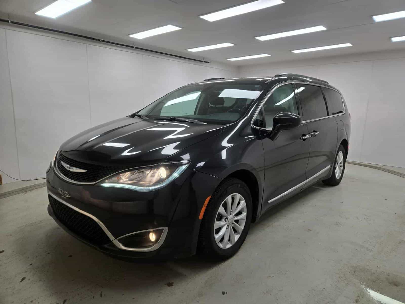 2017 Chrysler Pacifica Touring L - Image 1