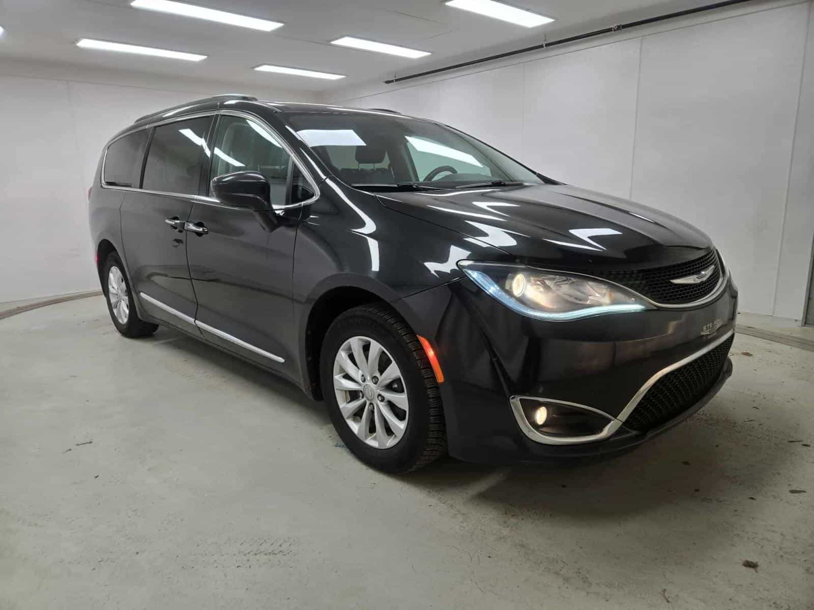 2017 Chrysler Pacifica Touring L - Image 3