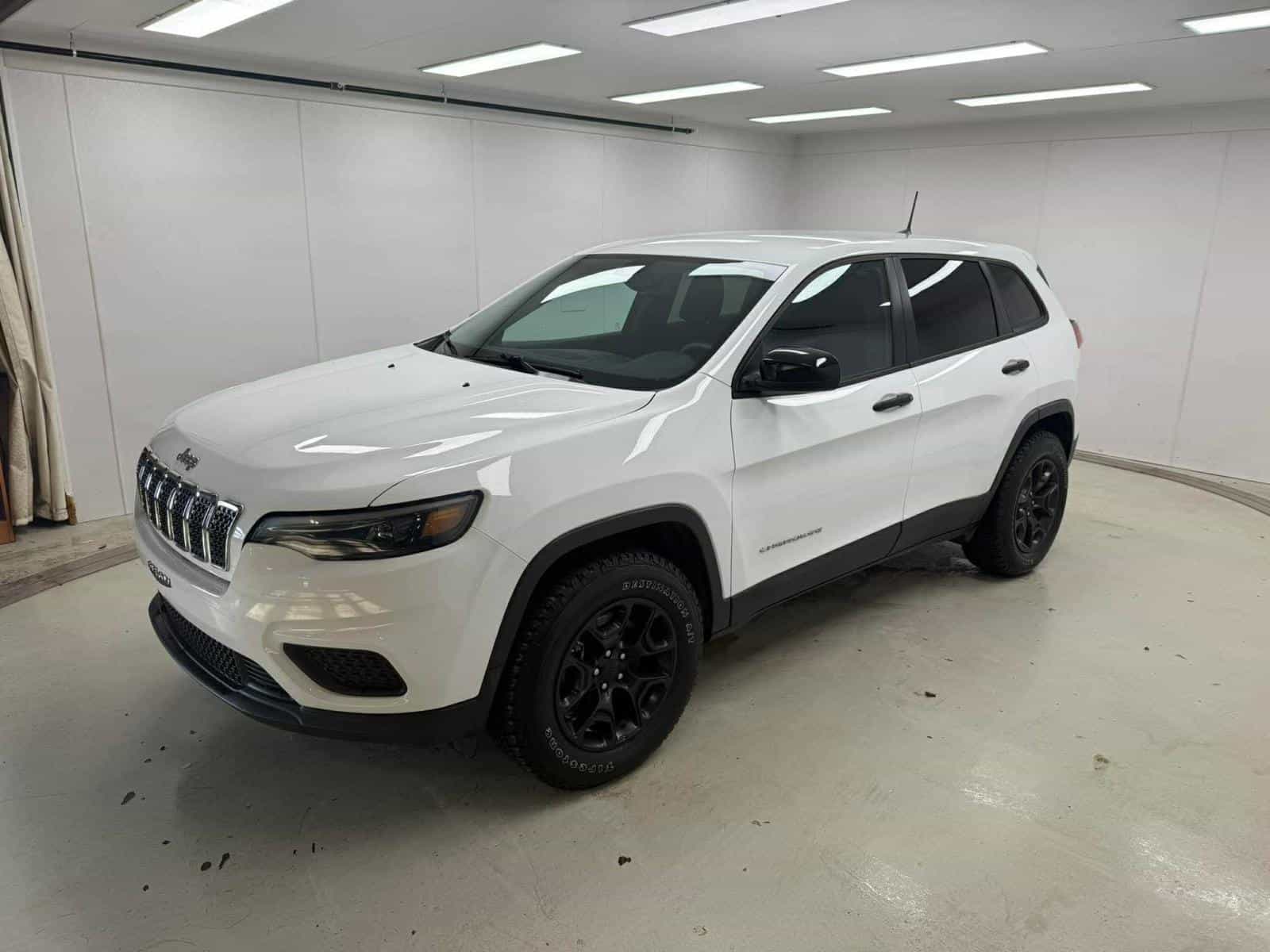 2022 Jeep Cherokee Sport - Image 2