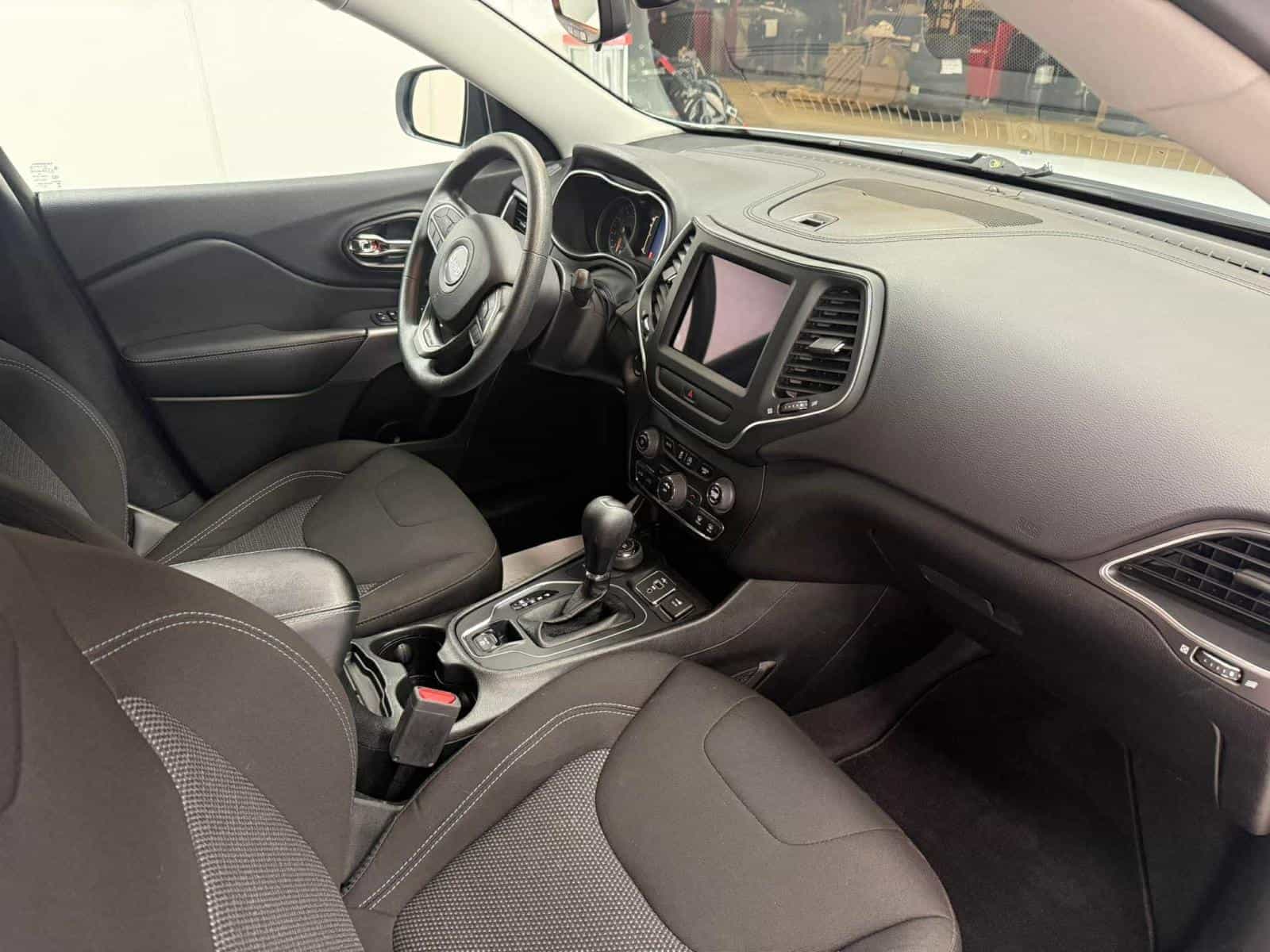 2022 Jeep Cherokee Sport Sport - Image 11