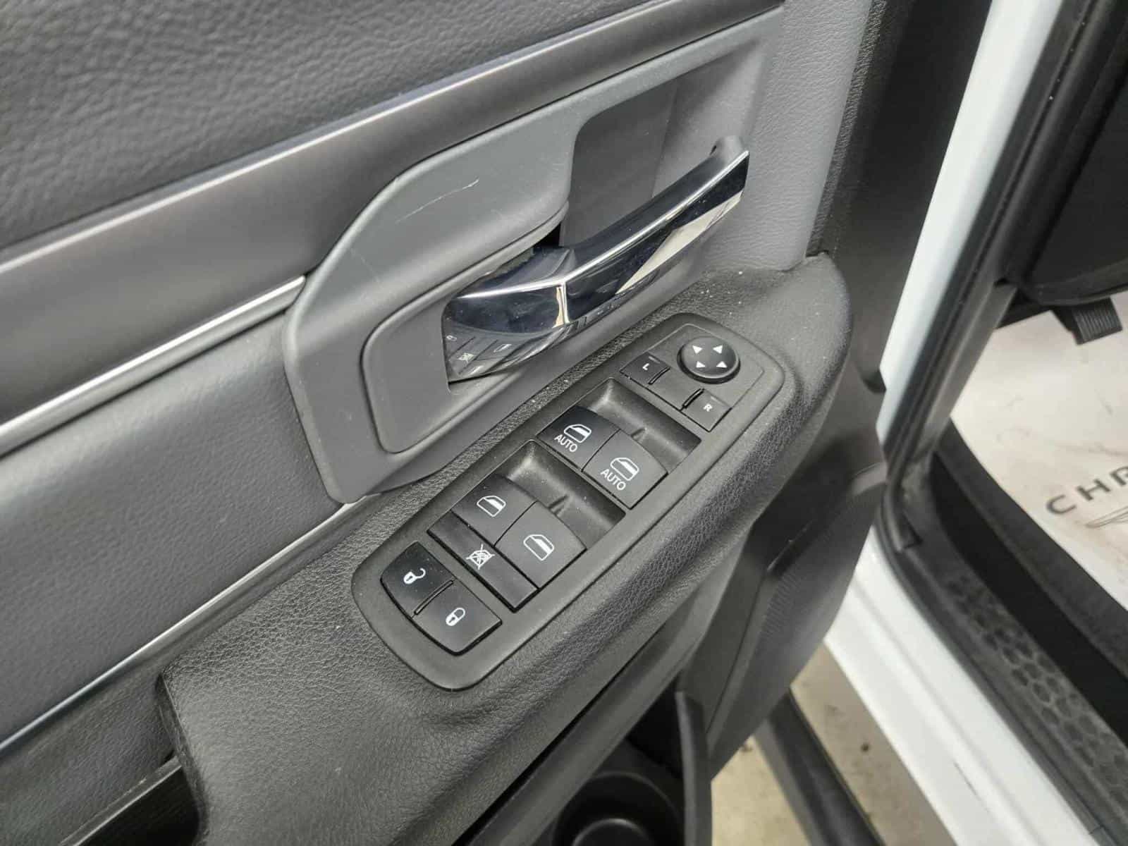 2022 RAM 1500 Classic SLT - Image 12