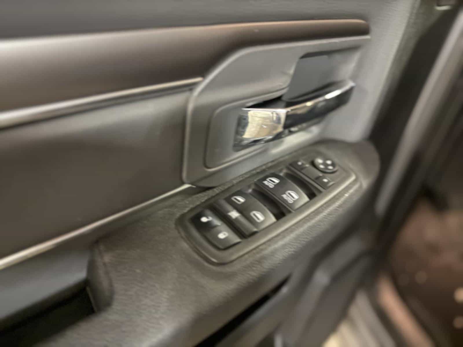 2023 RAM 1500 Classic SLT - Image 13