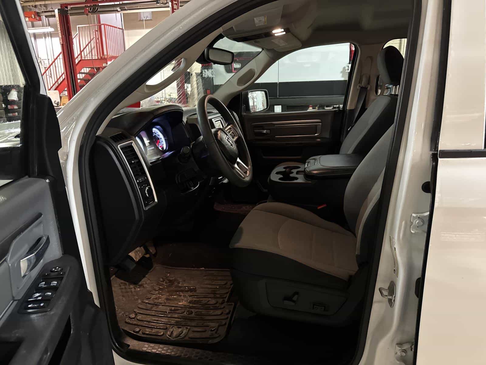 2022 RAM 1500 CLASSIC SLT SLT - Image 11