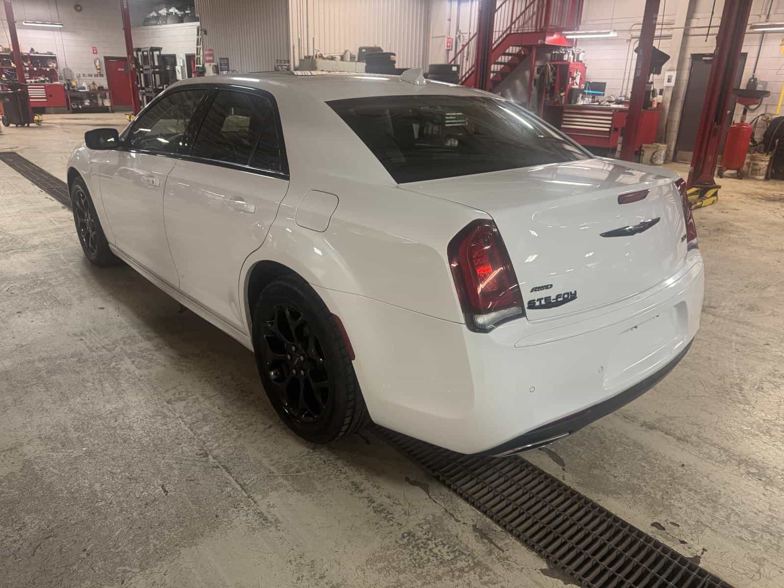 2023 Chrysler 300 Touring L - Image 3