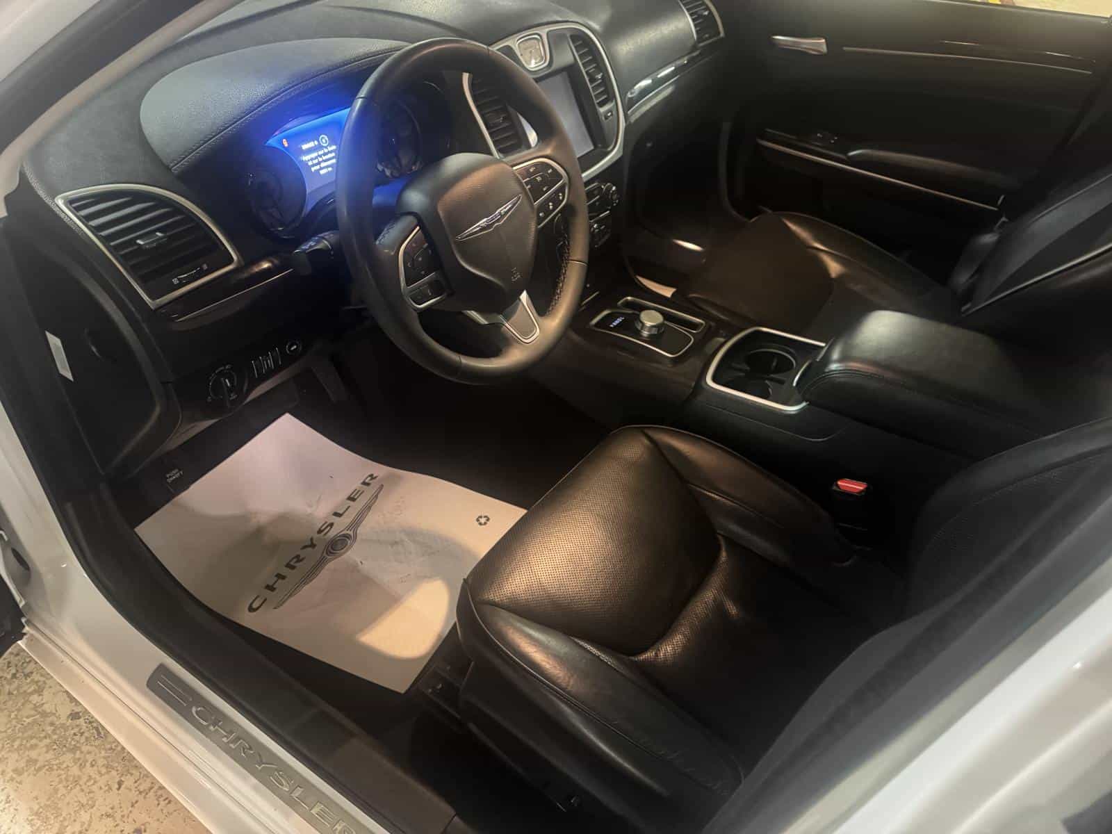 2023 Chrysler 300 Touring L - Image 7