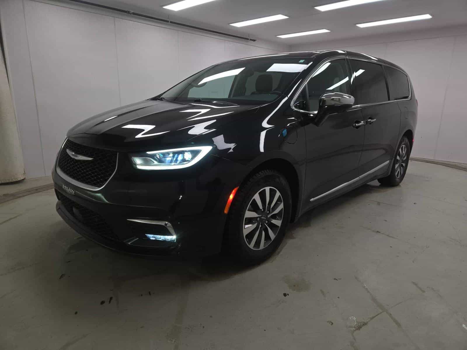 2022 Chrysler Pacifica Hybrid Limited Hybrid Limited - Image 1