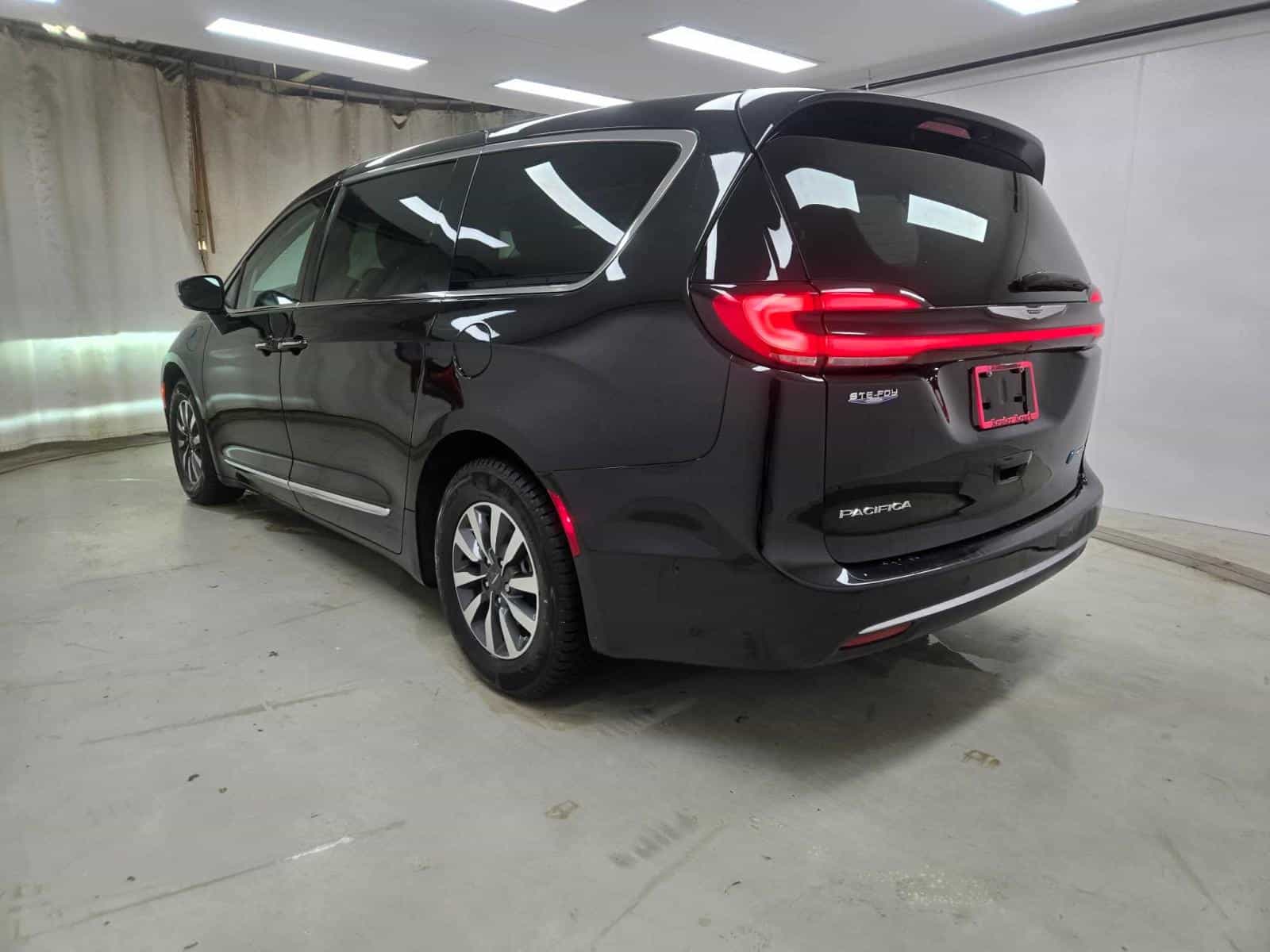 2022 Chrysler Pacifica Hybrid Limited - Image 6