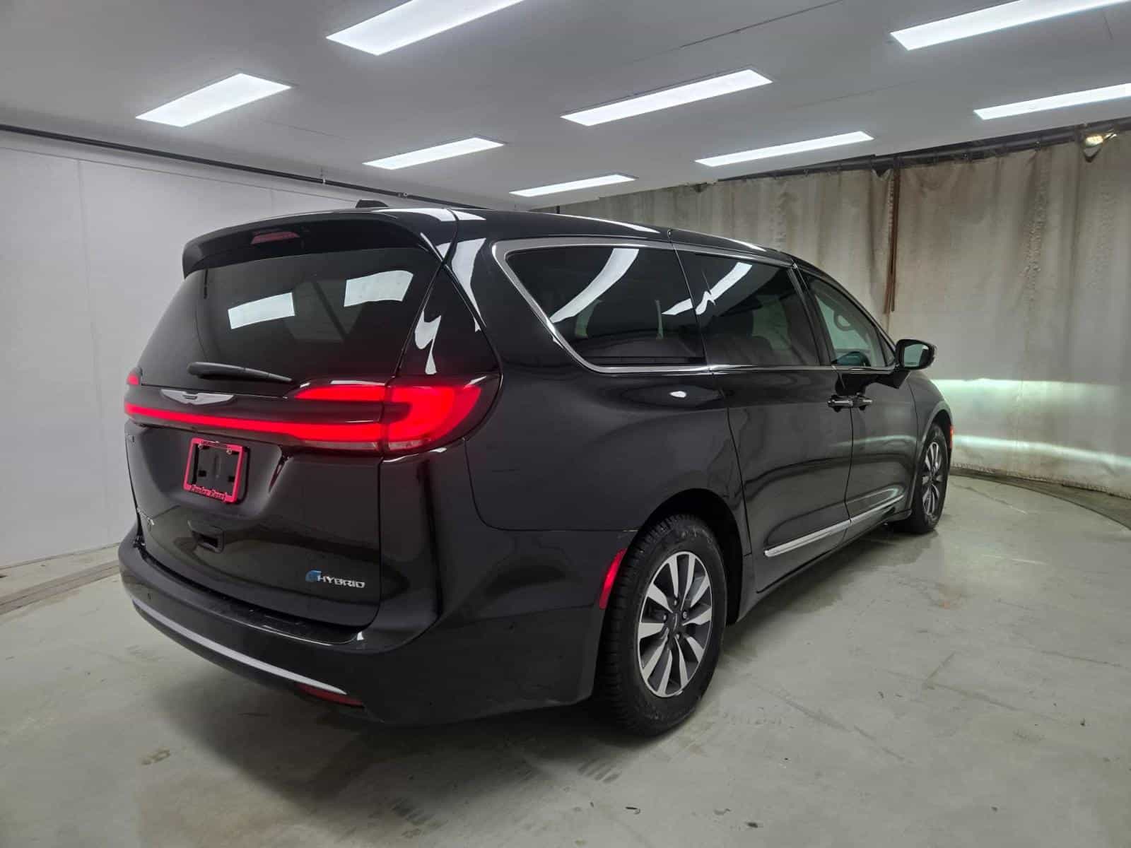 2022 Chrysler Pacifica Hybrid Limited - Image 4