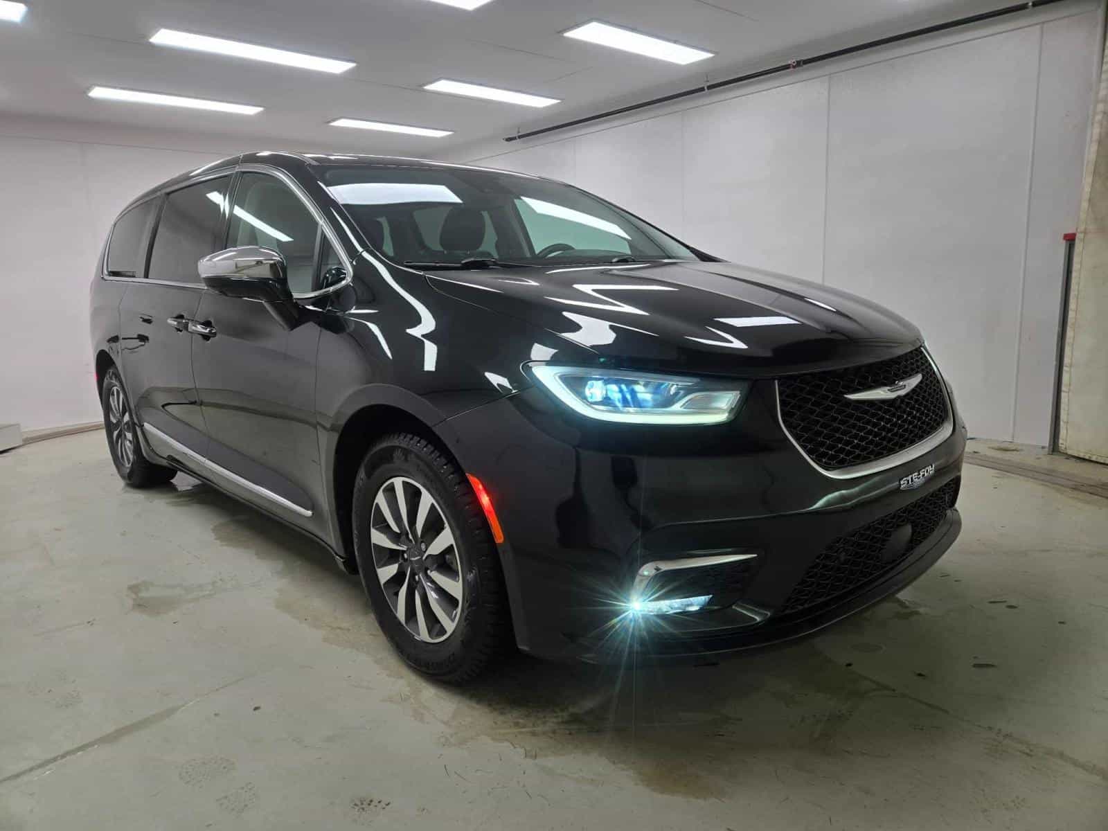 2022 Chrysler Pacifica Hybrid Limited Hybrid Limited - Image 3