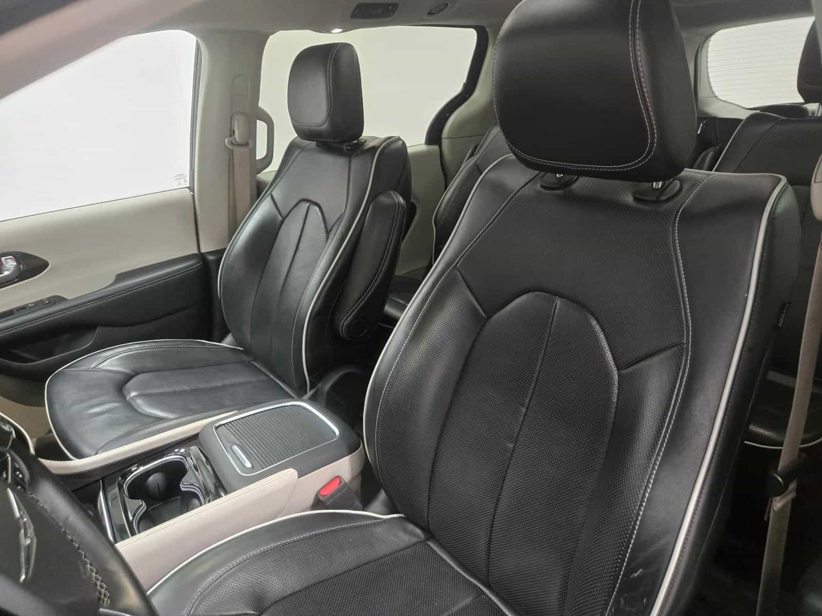 2022 Chrysler Pacifica Hybrid Limited - Image 16