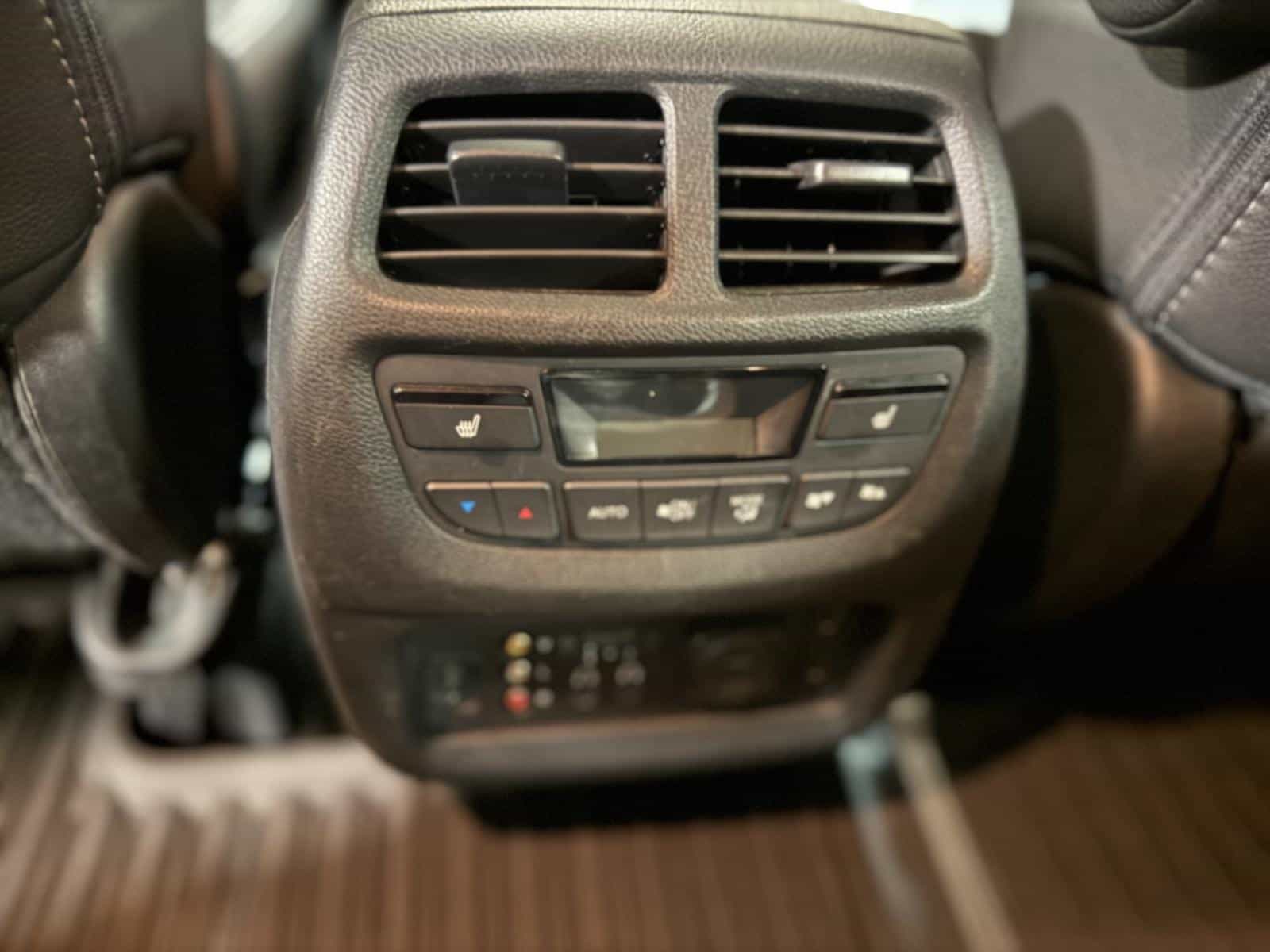 2017 Honda Pilot Touring - Image 12