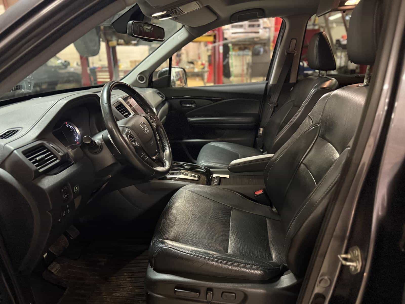 2017 Honda Pilot Touring - Image 18