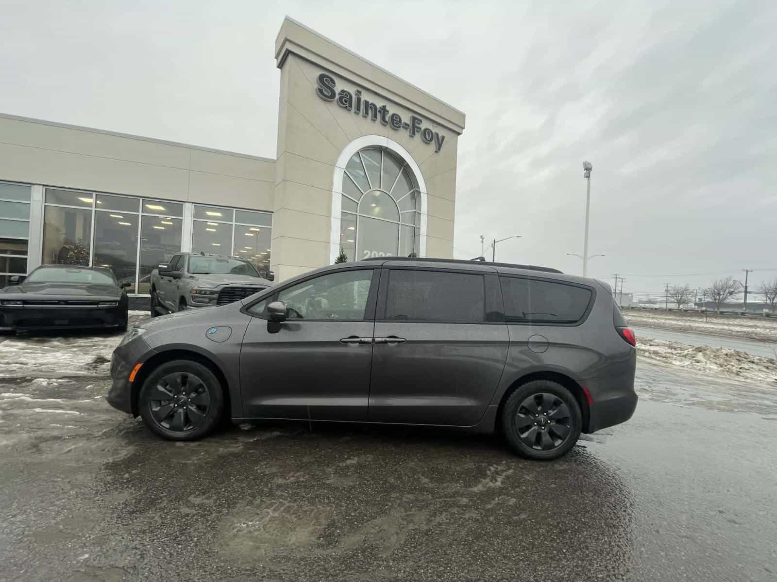 2020 Chrysler Pacifica Hybrid Limited - Image 4