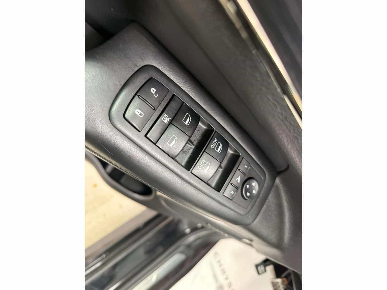 2018 Jeep Grand Cherokee Overland Overland - Image 11