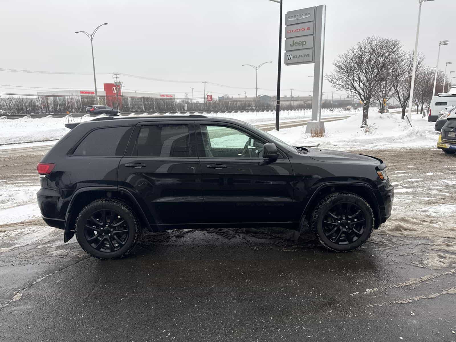2020 Jeep GRAND CHEROKEE LAR/ALT Altitude - Image 4