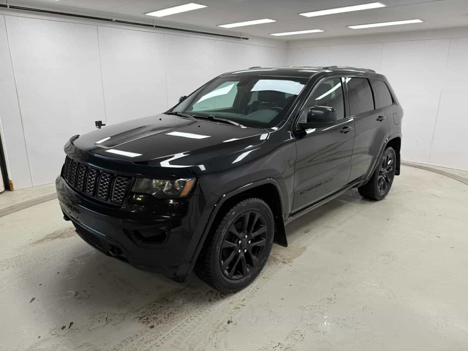 2020 Jeep GRAND CHEROKEE LAR/ALT Altitude - Image 1