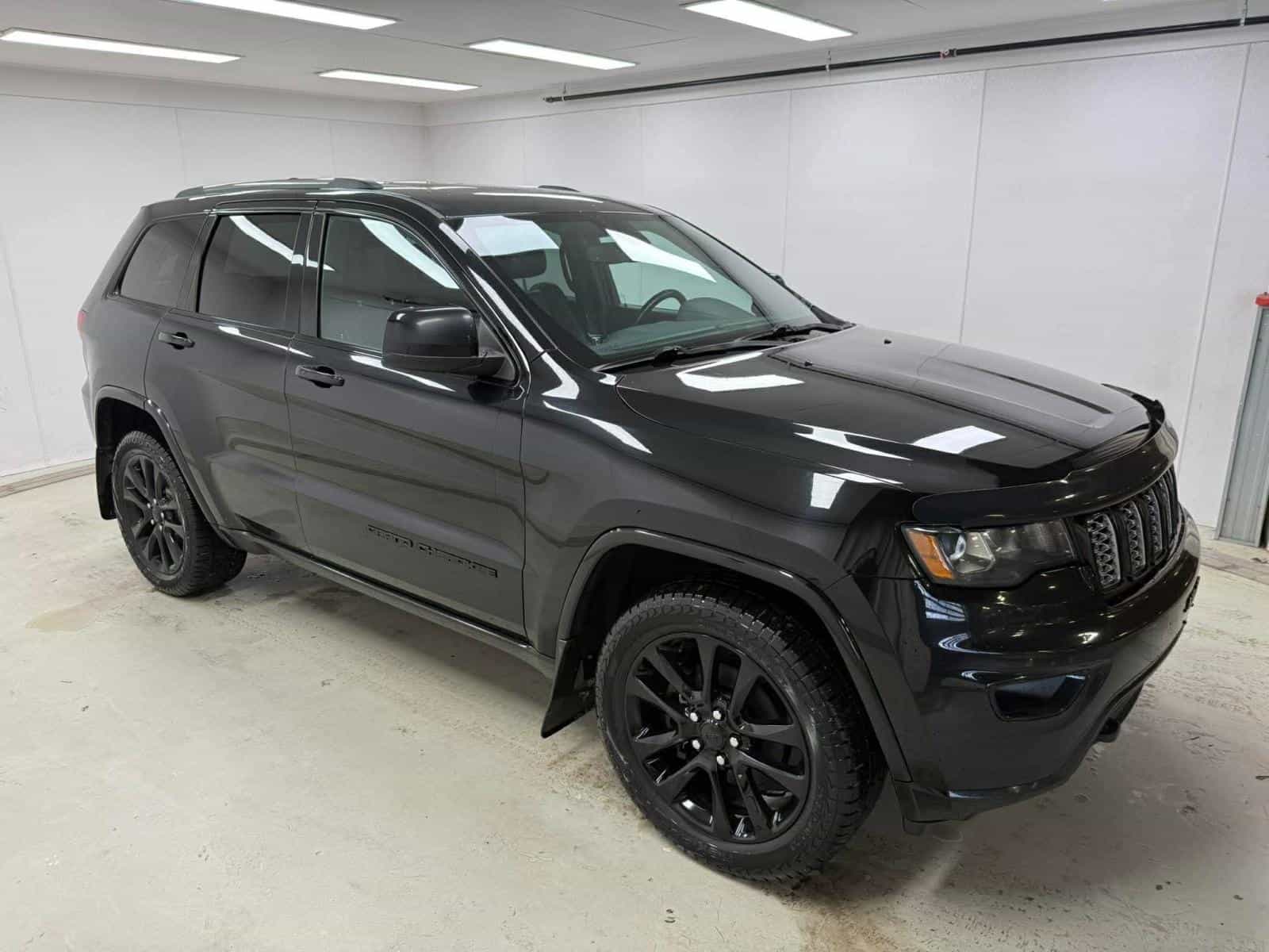 2020 Jeep GRAND CHEROKEE LAR/ALT Altitude - Image 3