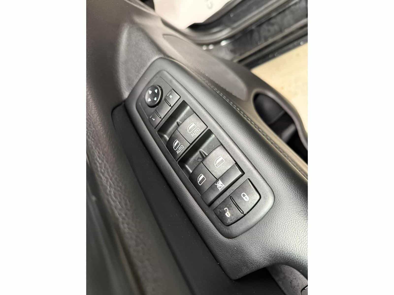 2020 Jeep GRAND CHEROKEE LAR/ALT Altitude - Image 12