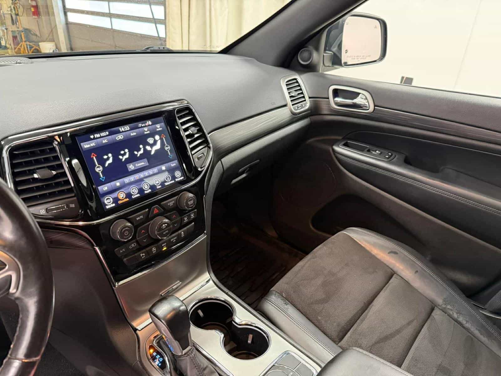 2020 Jeep GRAND CHEROKEE LAR/ALT Altitude - Image 13