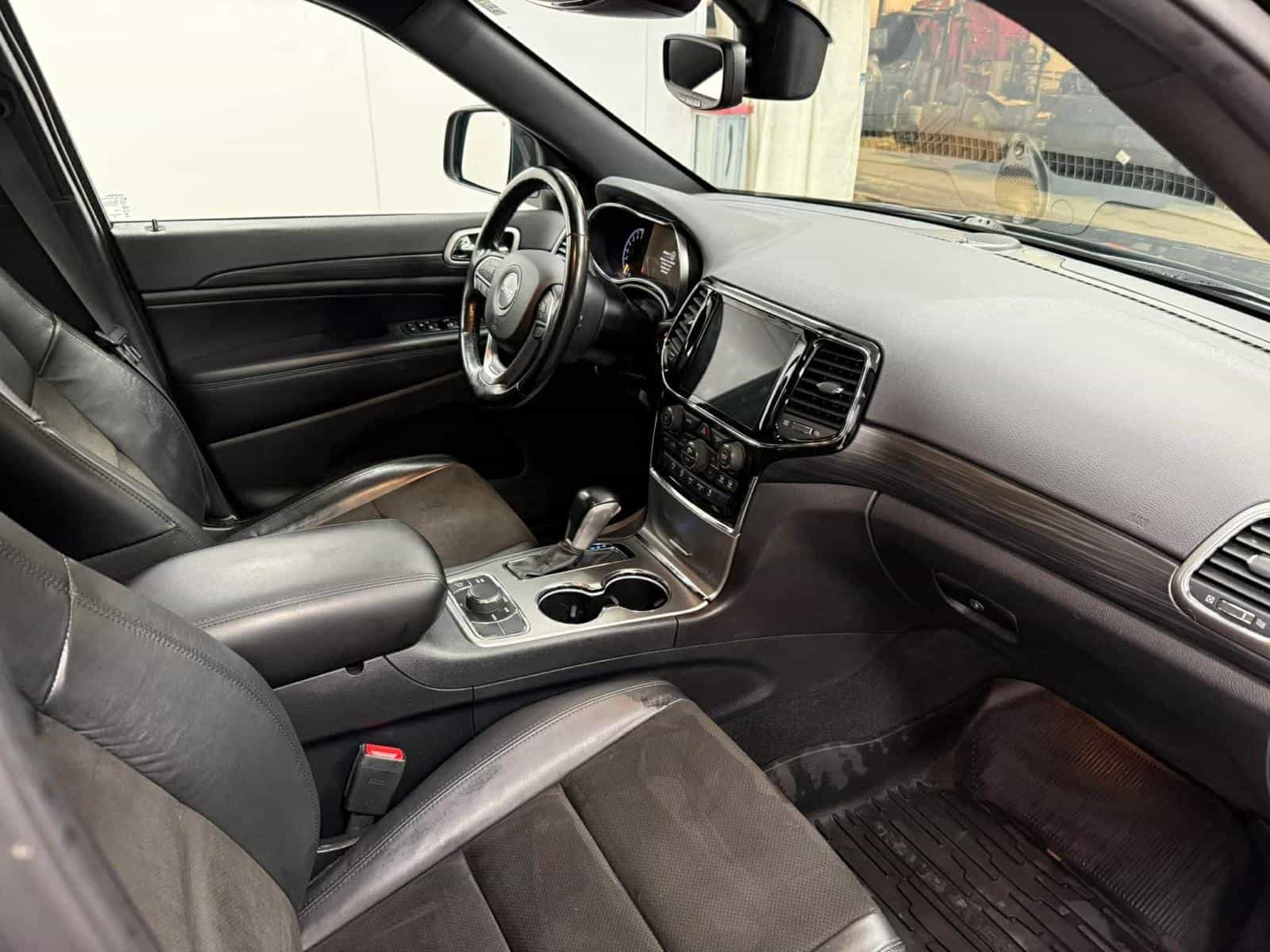 2020 Jeep GRAND CHEROKEE LAR/ALT Altitude - Image 10