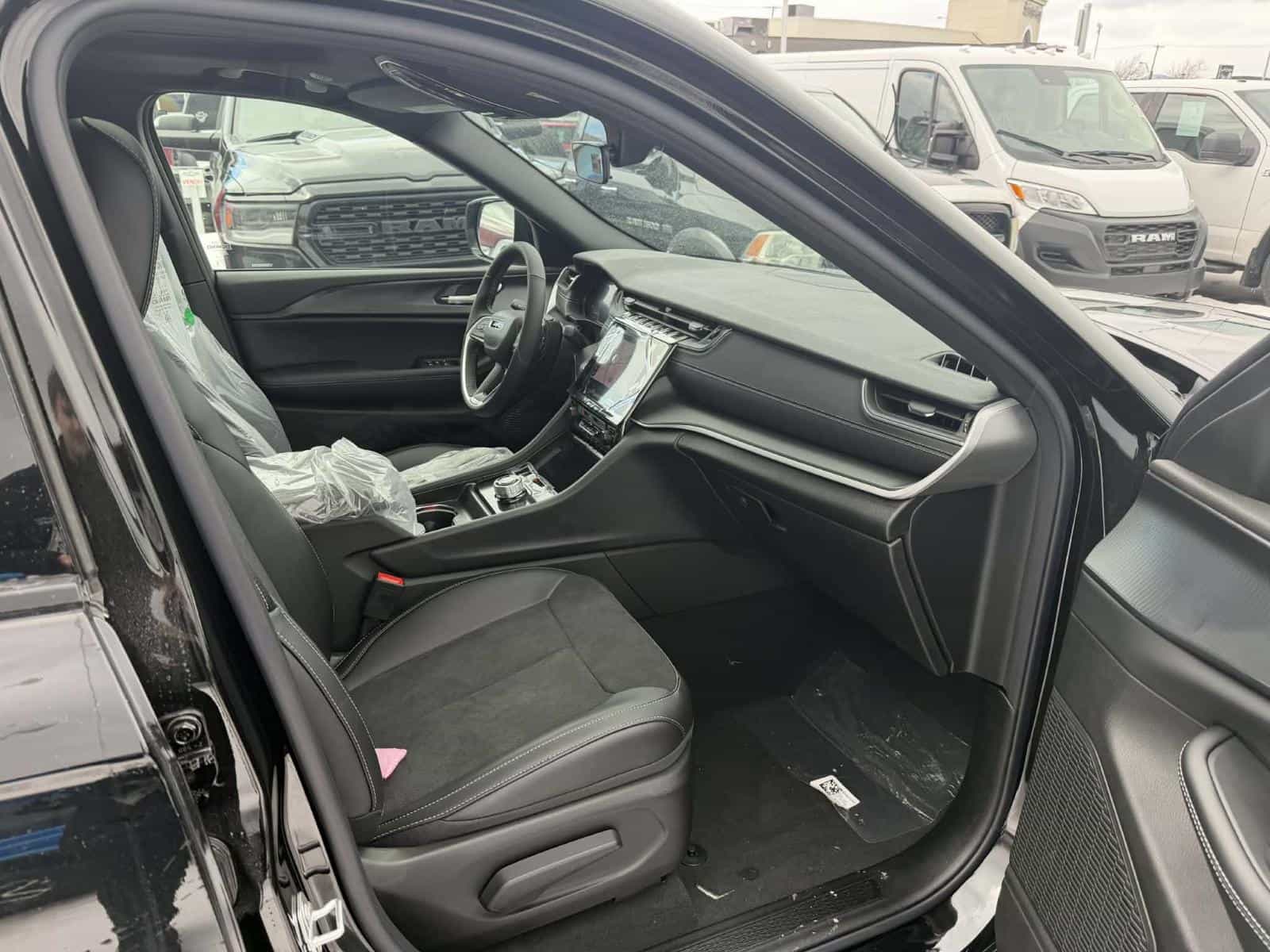 2025 Jeep Grand Cherokee Altitude - Image 5