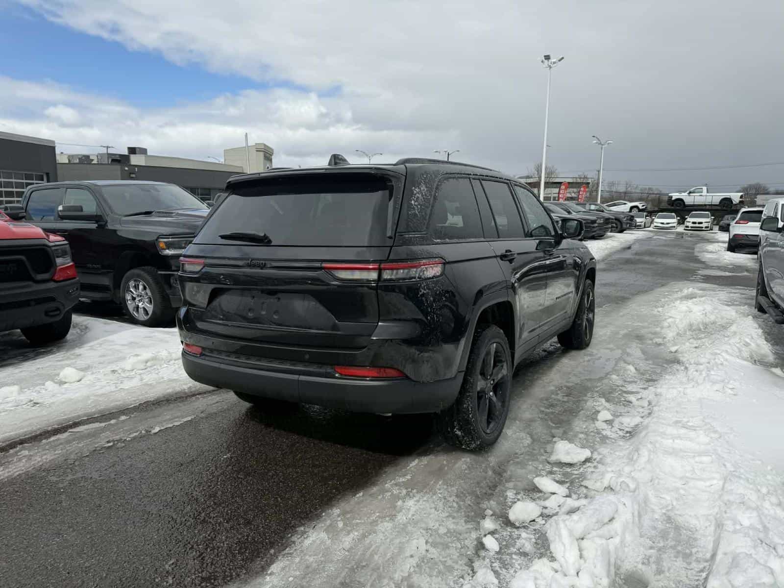 2025 Jeep Grand Cherokee Altitude - Image 3