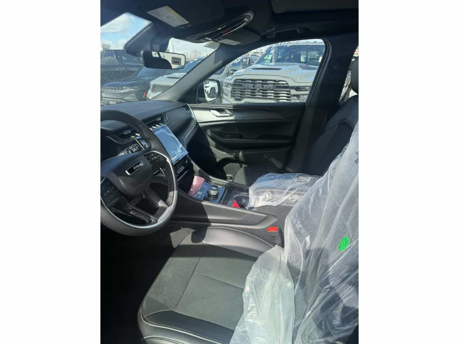 2025 Jeep Grand Cherokee Altitude - Image 3