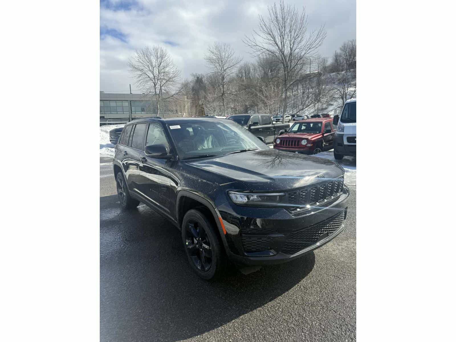 2025 Jeep Grand Cherokee Altitude - Image 9