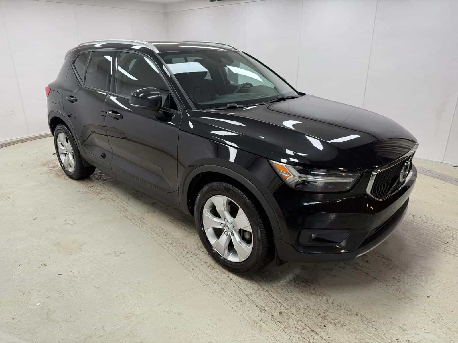 2020 Volvo XC40 Momentum - Image 3