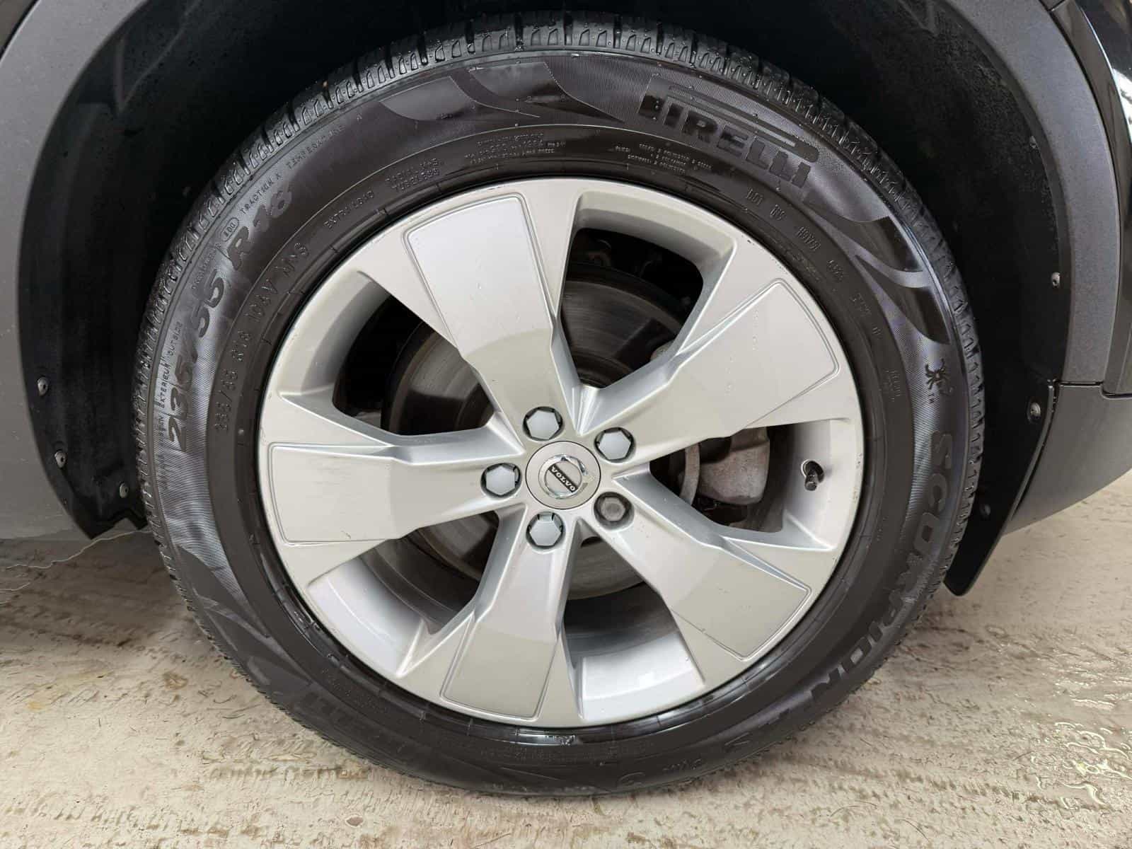 2020 Volvo XC40 Momentum - Image 7