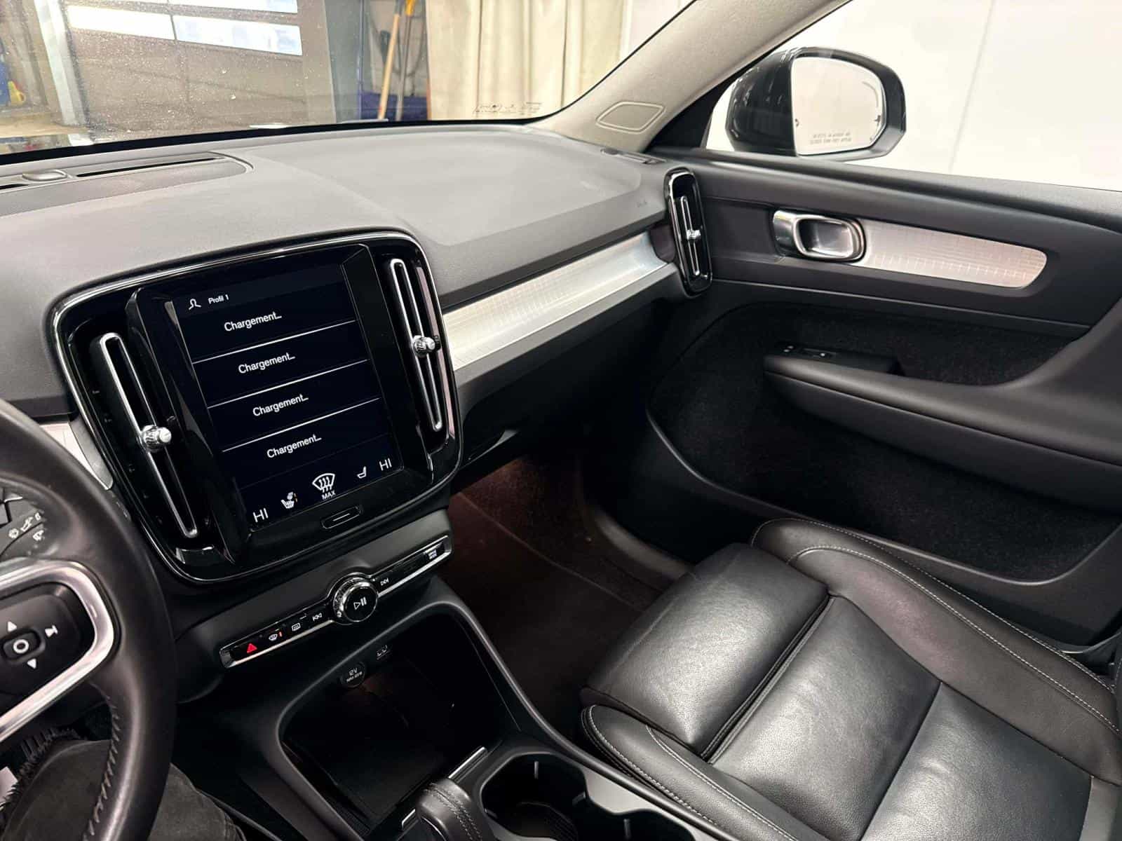 2020 Volvo XC40 Momentum - Image 12