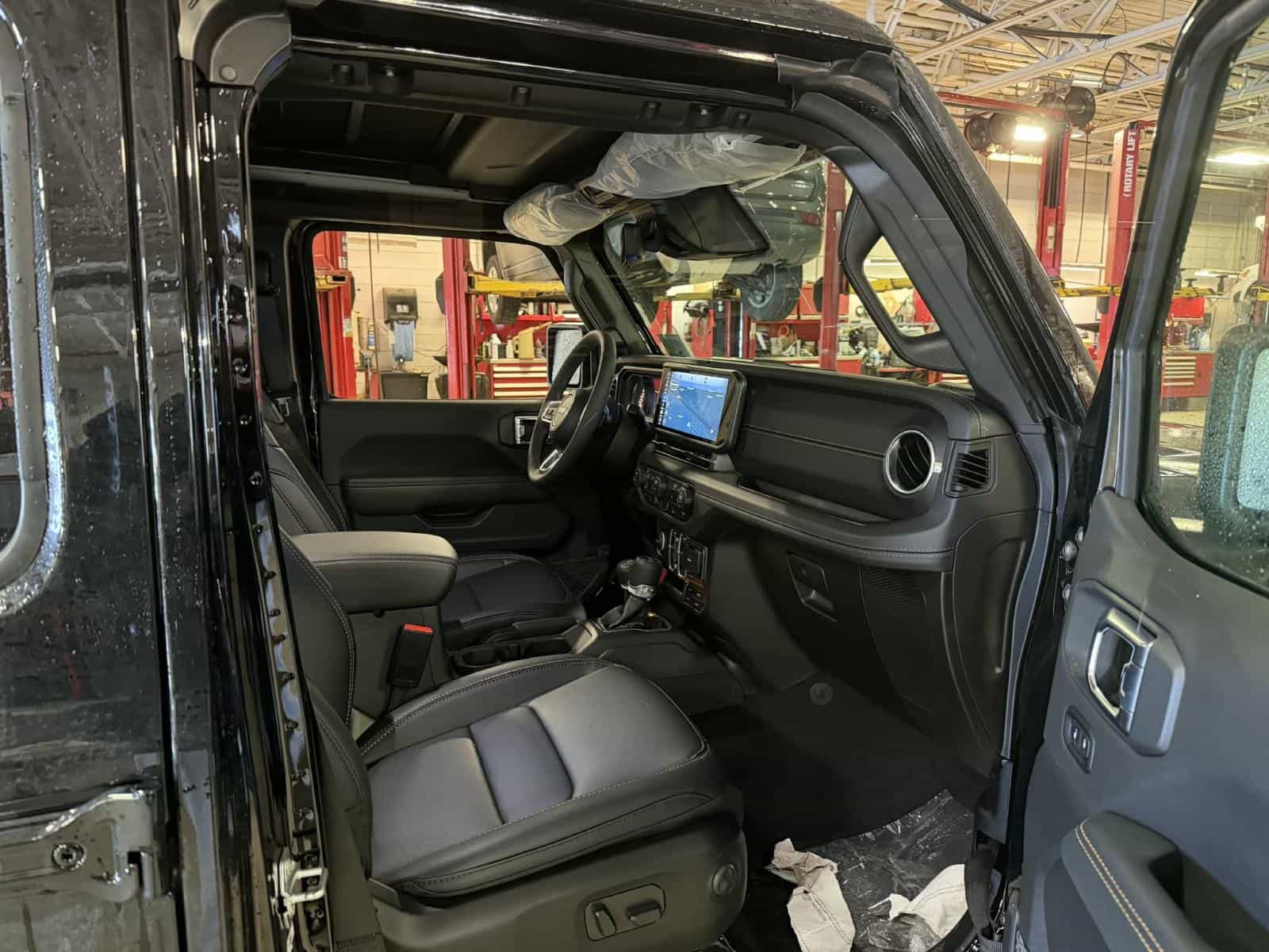 Image 5 Jeep Wrangler 4 Door Sahara 2026