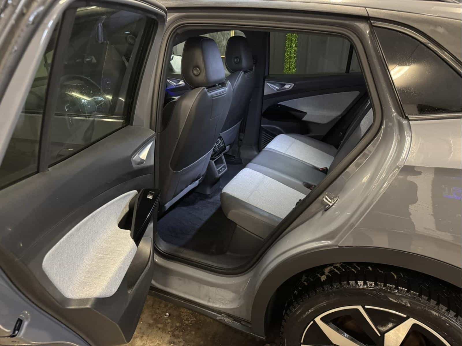 2023 Volkswagen ID.4 Pro - Image 11