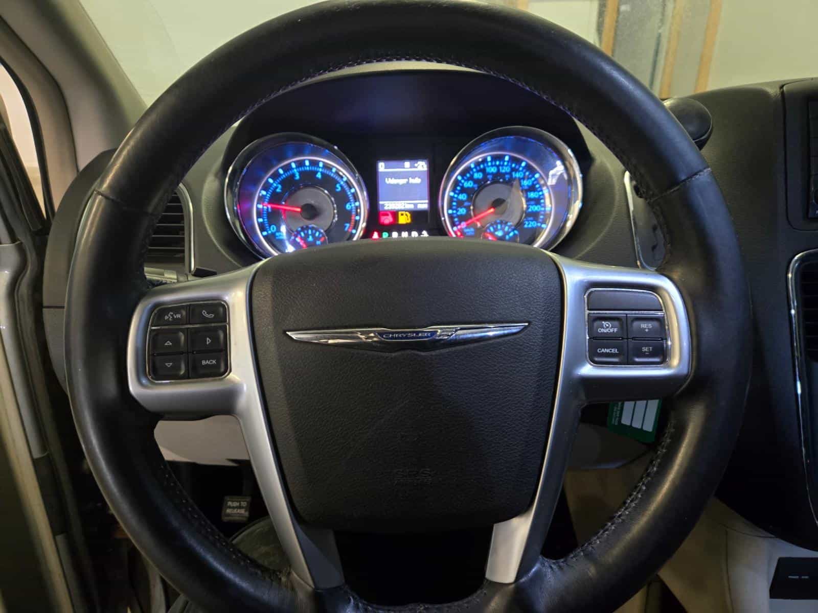 2013 Chrysler Town & Country Touring - Image 13