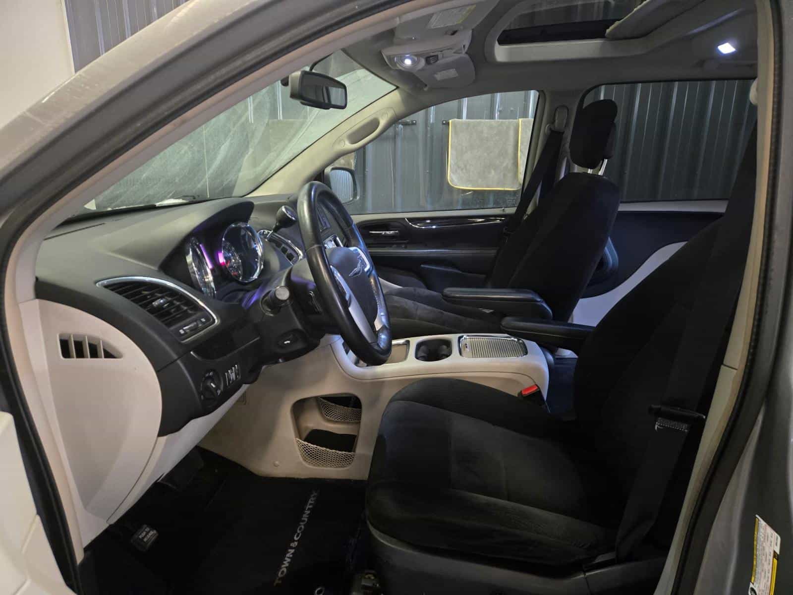 2013 Chrysler Town & Country Touring - Image 15